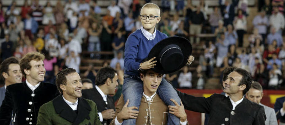 El pequeño Adrián en su salida a hombros junto a los diestros participantes en el festival que acogió la plaza de Valencia. ARCHIVO