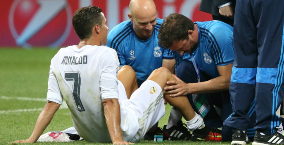 Cristiano Ronaldo, atendido en un momento de la final. REUTERS