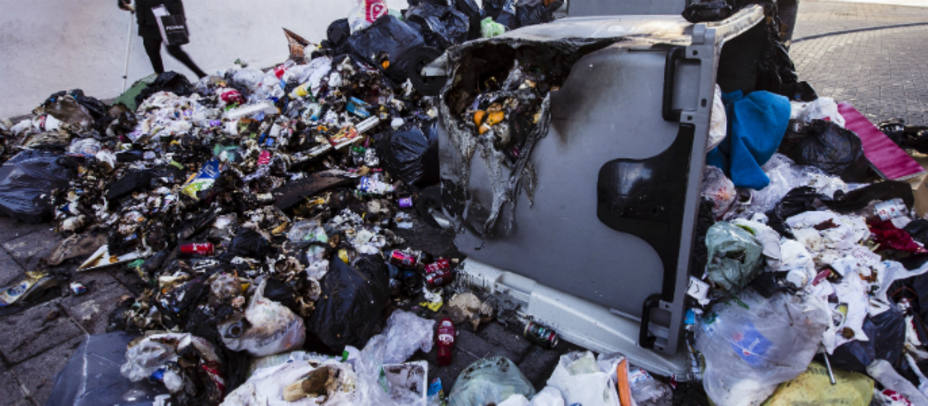 Un contenedor de basura quemado en las calles de Málaga. EFE