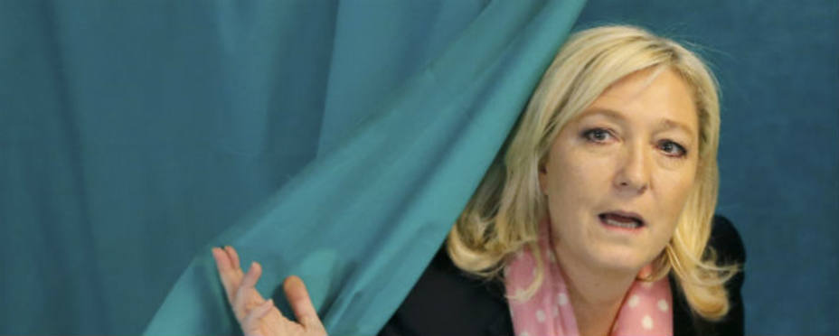 Marine Le Pen sale de la cabina de votación. Reuters