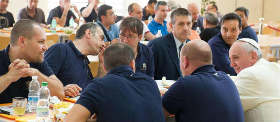 Francisco almorzando con trabajadores del Vaticano. EFE