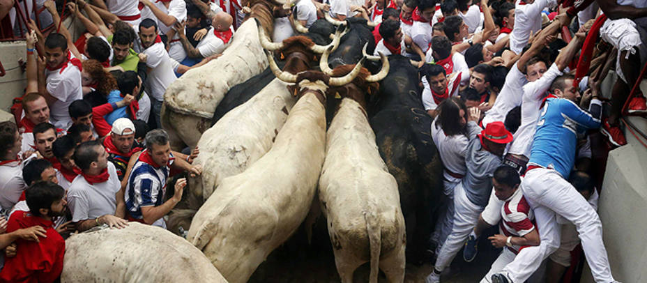 Momento del montón que se formó a la entrada de la plaza de toros de Pamplona. REUTERS