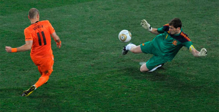 Casillas despeja el tiro de Robben en la final del Mundial
