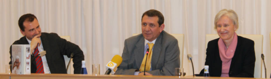 José Luis Restán (en el centro), durante la presentación del libro.