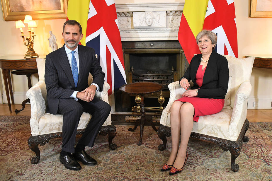 Britains Prime Minister Theresa May and Spains King Felipe pose for a photograph before a meeting in 10 Downing Street, in central London