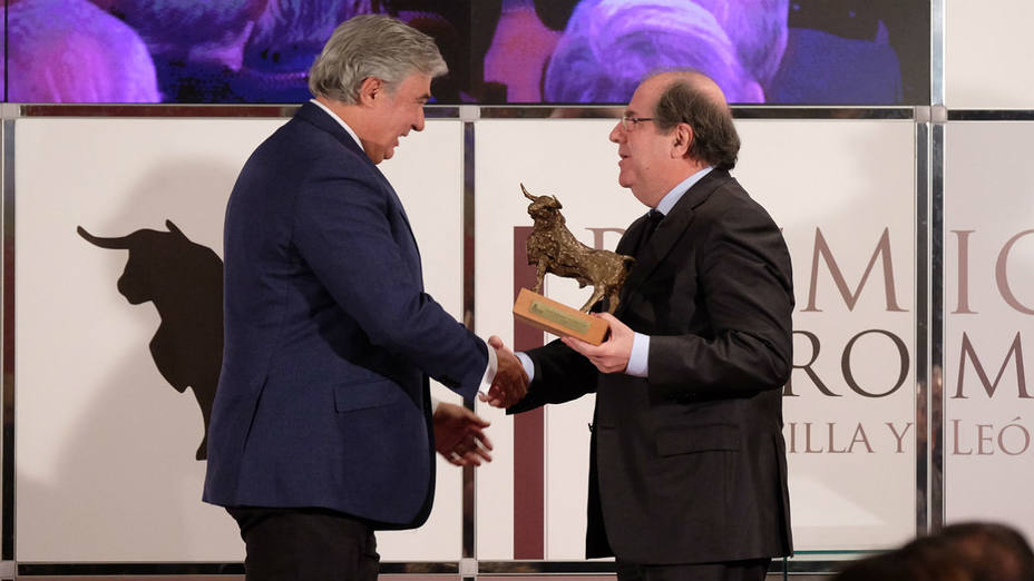 Juan Ignacio Pérez-Tabernero recogiendo el III Premio de Tauromaquia de manos de Juan Vicente Herrera