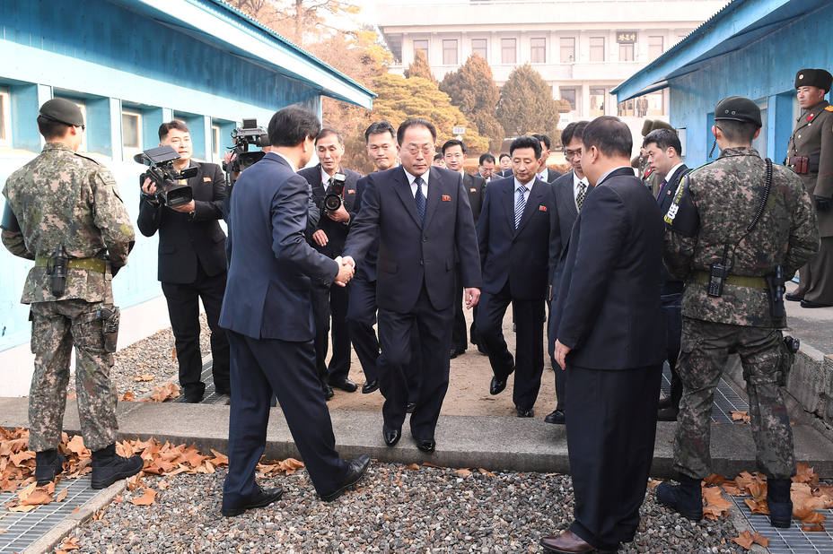 Delegaciones de las dos Coreas en la frontera