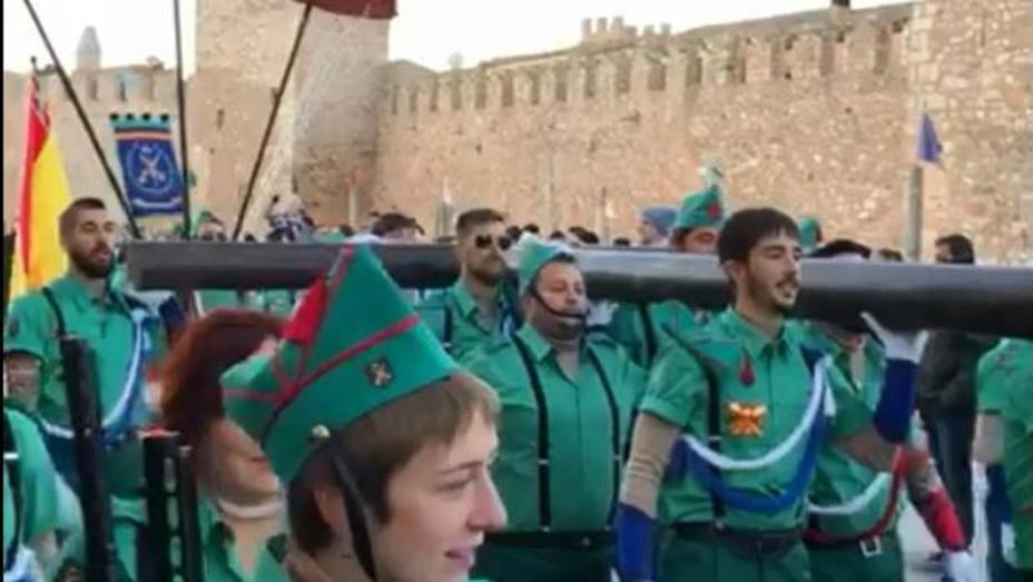 Jóvenes de Tarragona parodian a la Legión y a su Cristo de Mena