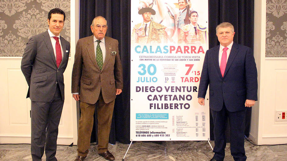 Chicote, Eduardo Miura y José Vélez durante la presentación de Calasparra en Sevilla