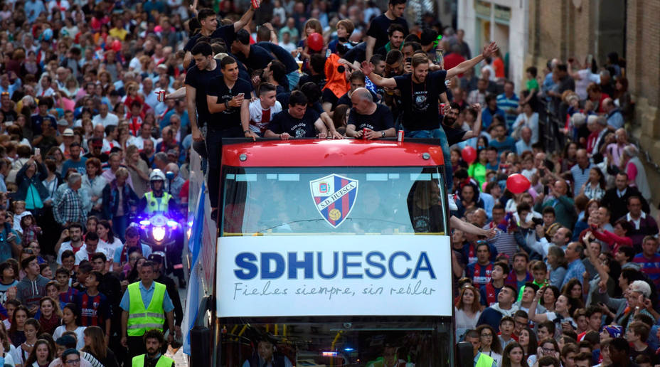 La plantilla del Huesca, sobre un bus descapotable por las calles de la ciudad para celebrar el ascenso a Primera. EFE