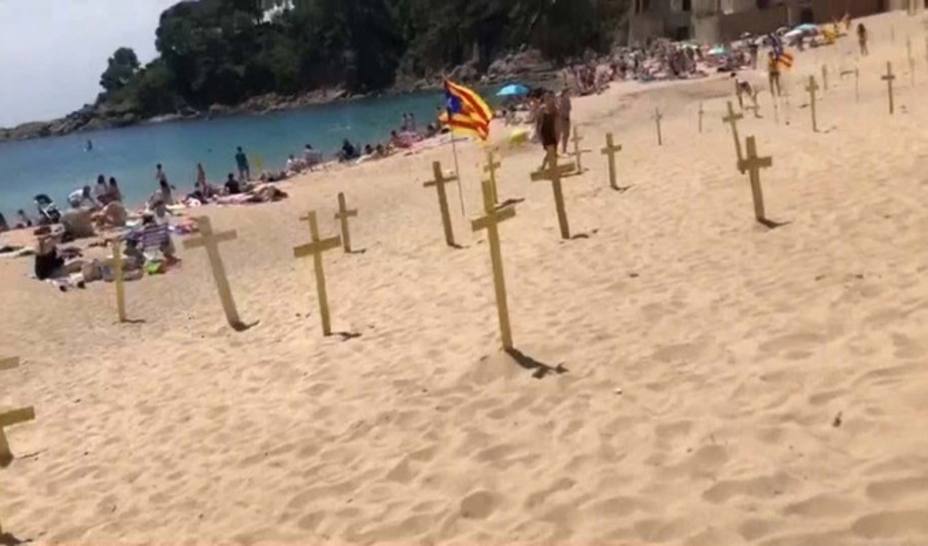 La Generalitat advierte: plantar cruces en playas requiere de un permiso previo