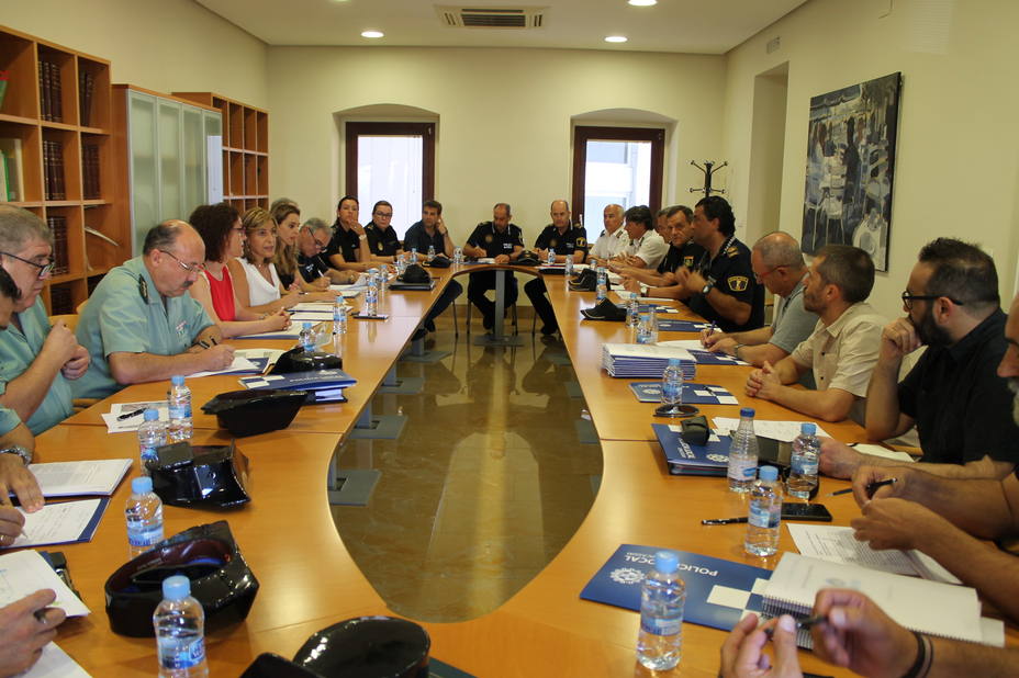 Reunión en el ayuntamiento de Benicàssim con miembros de la policía y la Guardia Civil