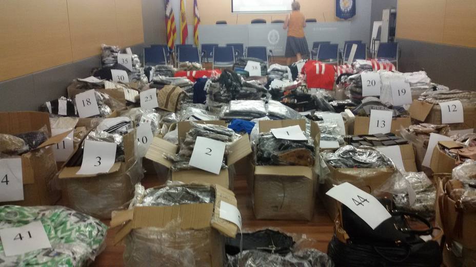 Más de 8.000 artículos falsificados intervenidos en una operación conjunta entre la policía local de Palma y
