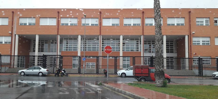 Un instituto de Torrevieja prohíbe a 22 de sus alumnas entrar en clase por vestir shorts