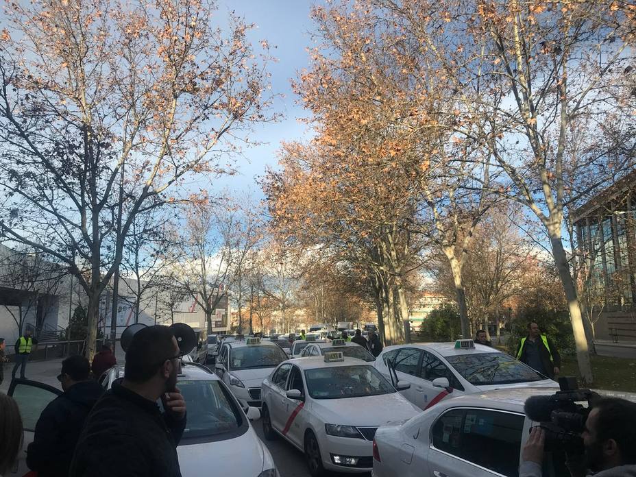 Los taxistas abandonan la Asamblea de Madrid tras casi dos horas concentrados