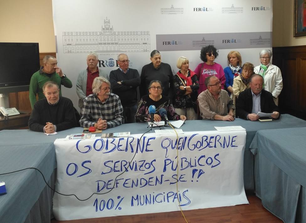 Integrantes de la Plataforma en Defensa de los Servicios Públicos de Ferrol en rueda de prensa