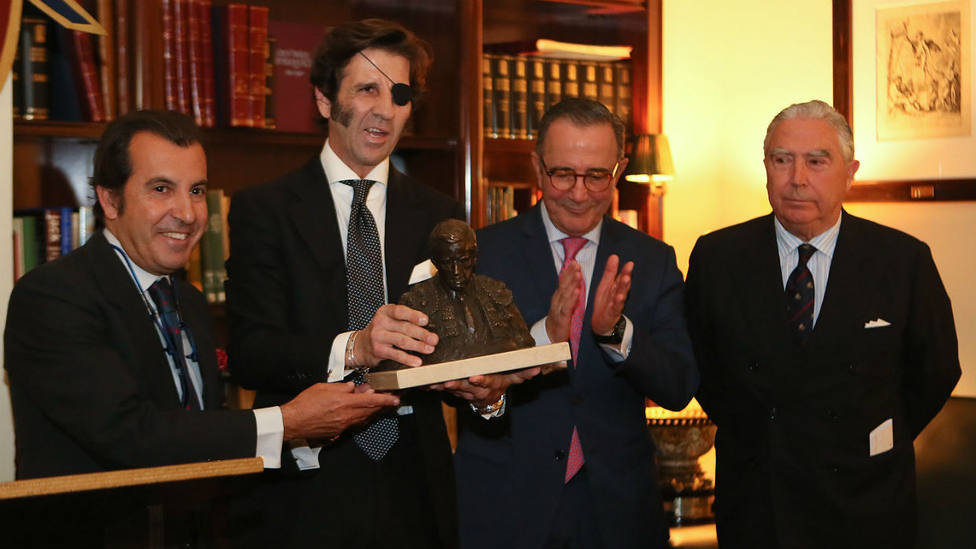 Juan José Padilla recogiendo el Premio Manolo Vázquez en Sevilla