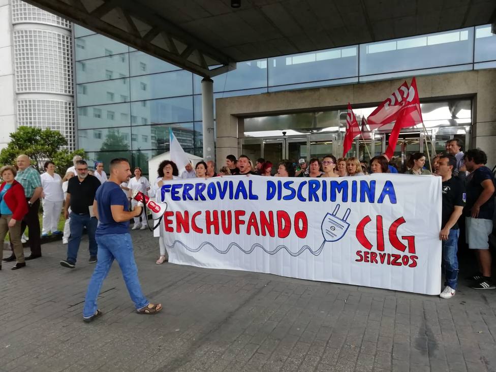 Concentración de trabajadores de Ferrovial a las puertas del Arquitecto Marcide - FOTO: CIG