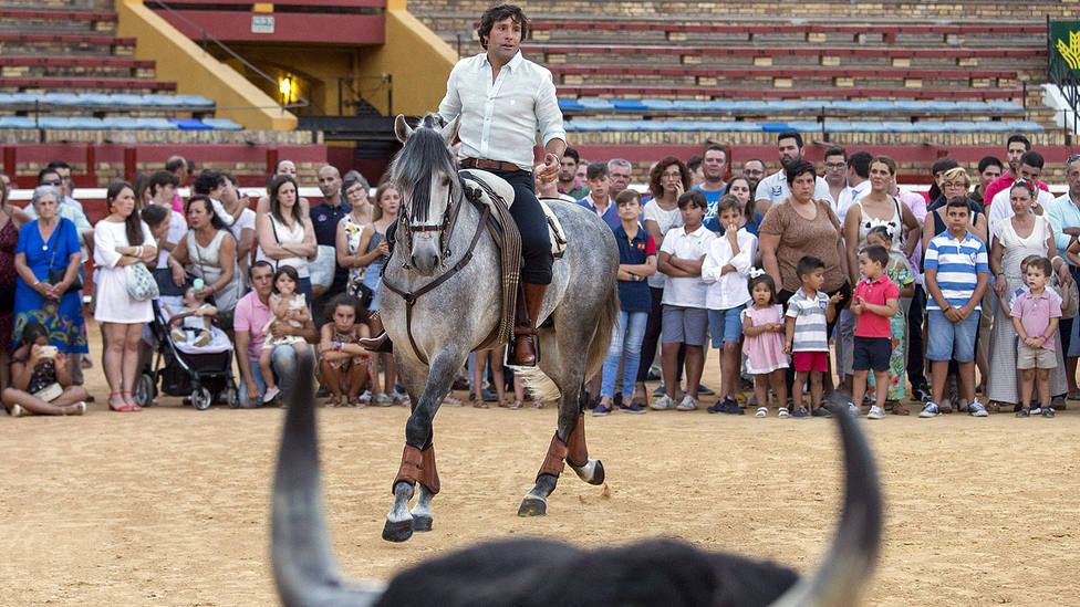 Andrés Romero durante la clase de rejoneo de salón en la plaza de toros de Huelva