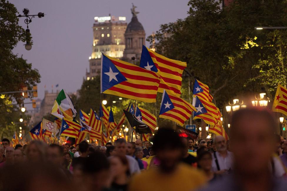 Unas 18.000 personas se manifiestan en Barcelona por el 1-O al grito de ni olvido, ni perdón
