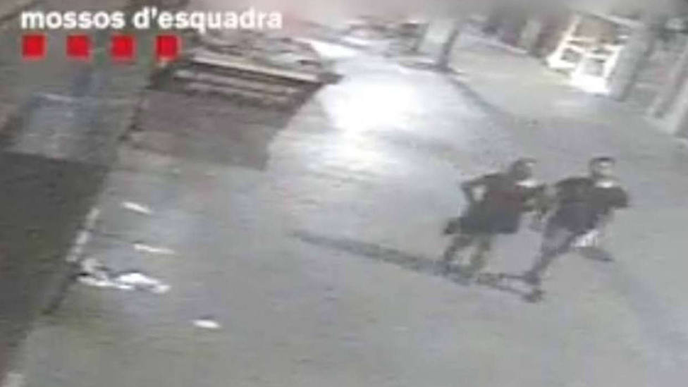 Fotograma del vídeo difundido por los Mossos para localizar al asesino