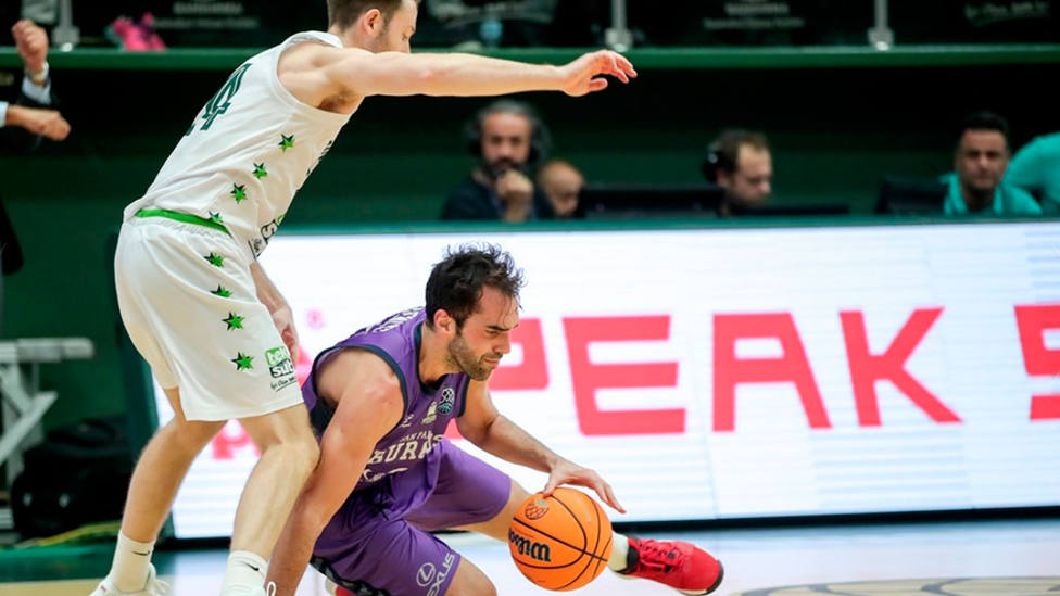 Bruno Fitipaldo, del San Pablo Burgos, lucha por un balón en el suelo (FOTO: ChampionsLeagueBasketball)