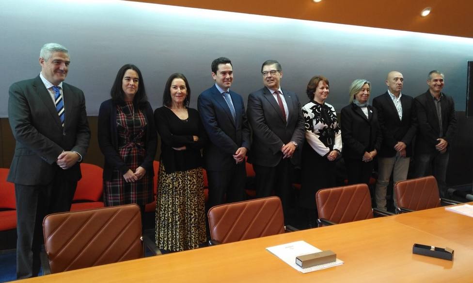 Participantes en la firma del convenio entre el Grupo Rodonita y la Universidad de A Coruña en 2020
