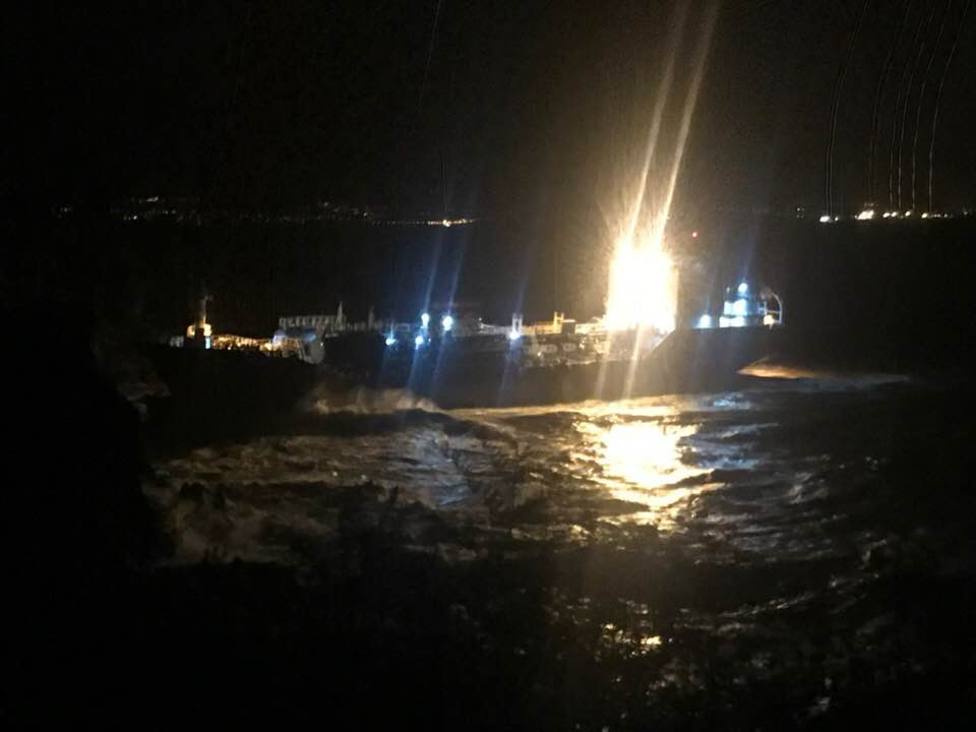 El buque Blue Star visto desde tierra y ya encallado en la zona de costa - FOTO: Julio Iglesias