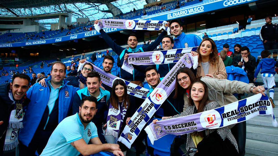 Aficionados del CD Becerril, en Anoeta (FOTO: Real Sociedad)