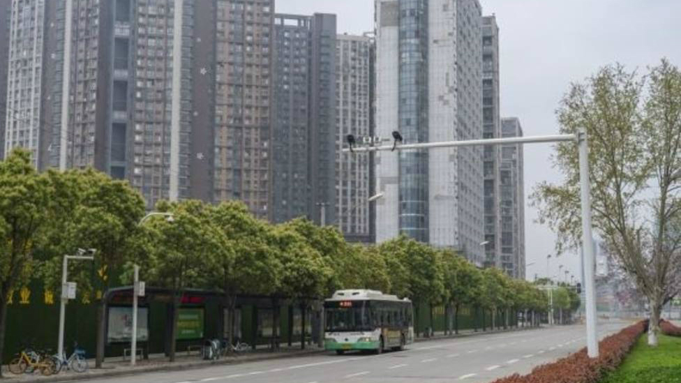Wuhan, epicentro del coronavirus, reanuda paulatinamente el transporte público tras meses de cuarentena