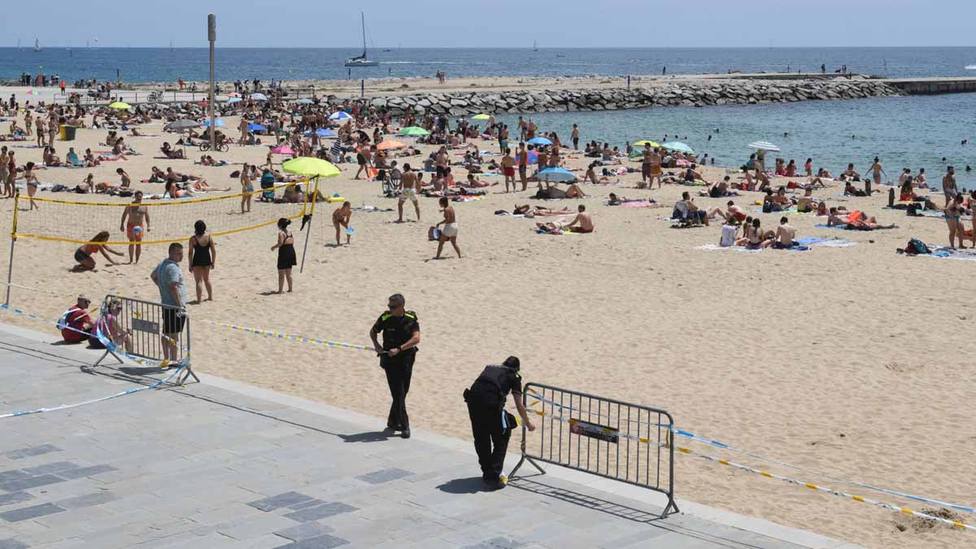Guardia Urbana cierra cinco playas de Barcelona por aglomeración de bañistas