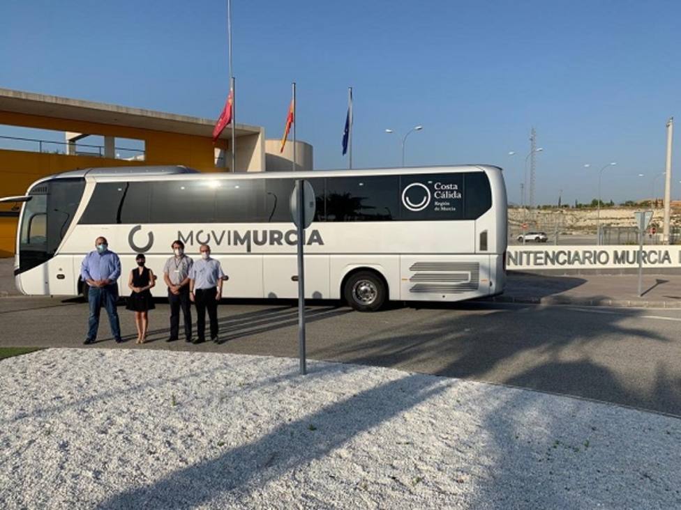 El autobús ya llega a la cárcel de Campos del Río