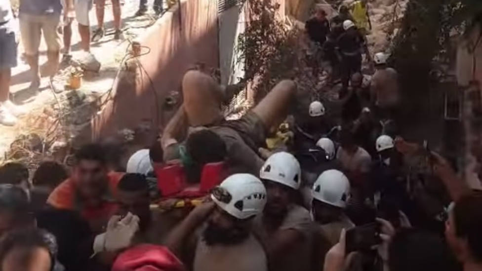 El sorprendente momento en el que un joven es rescatado con vida entre los escombros de Beirut