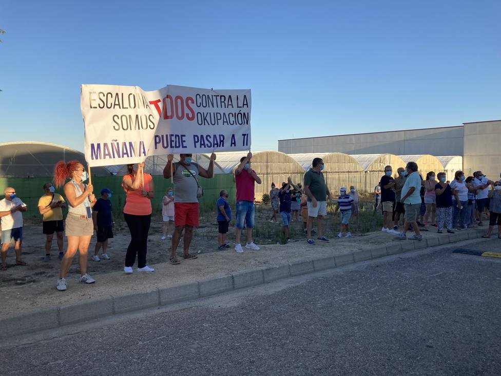 Los vecinos de Castillo de Escalona llaman al resto de urbanizaciones a unirse contra los ocupas del pueblo toledano