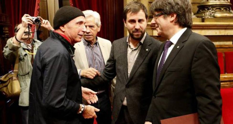 Lluís Llach en la imagen con Puigdemont y Comín en el Parlament de Cataluña