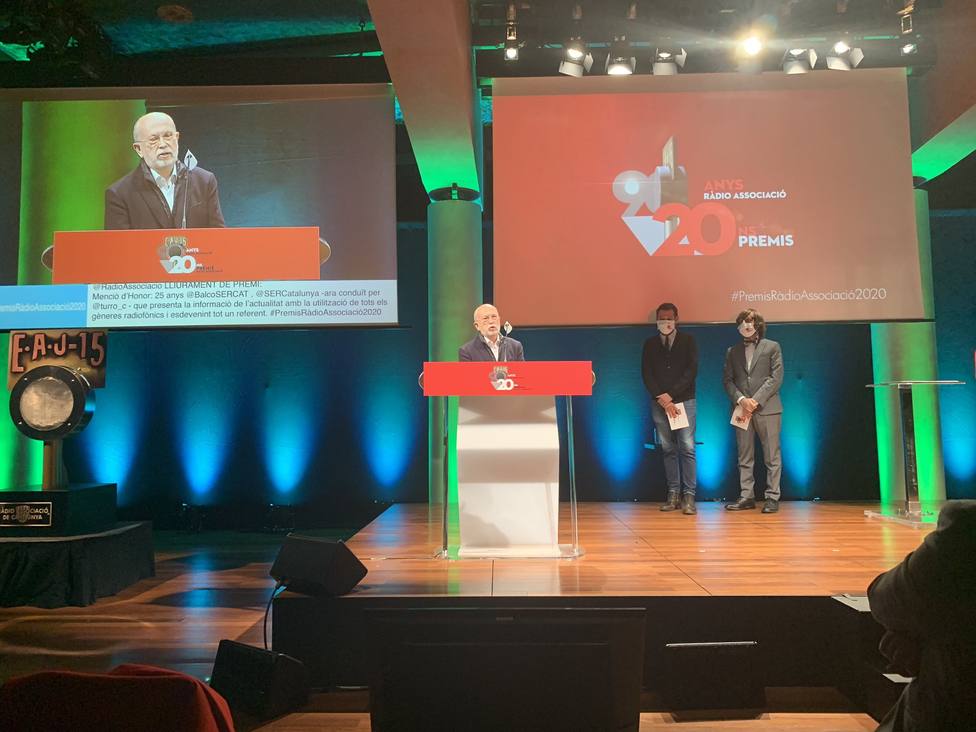 Manuel Oliveros recoge el Premio de Honor de Ràdio Associació de Catalunya