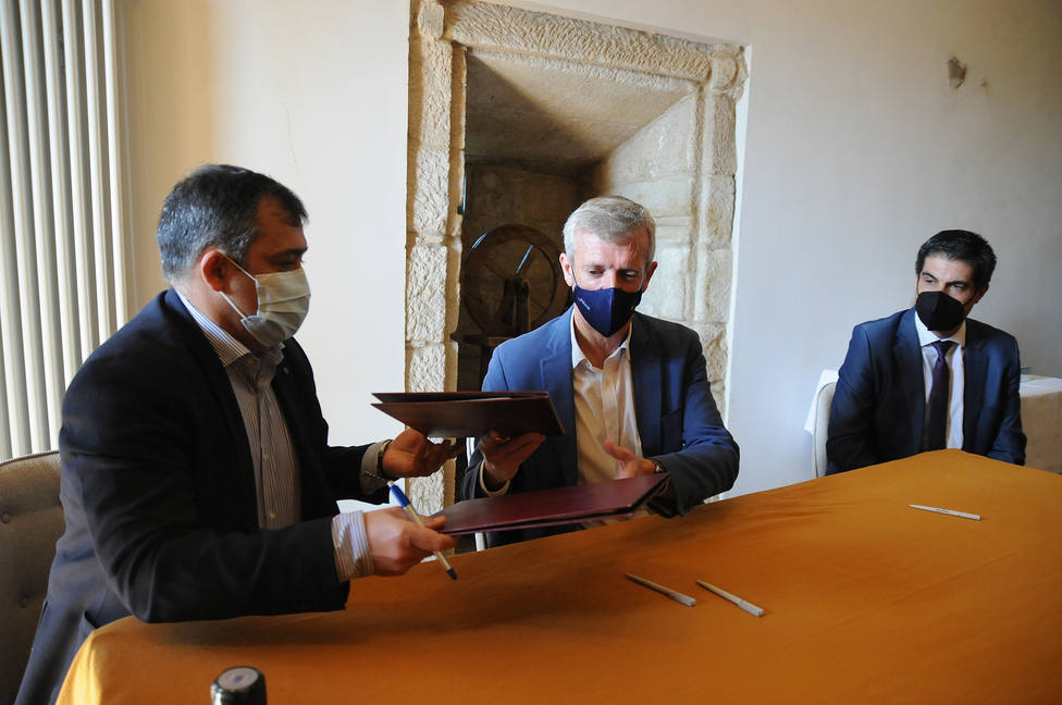 El Vicepresidente de la Xunta y el alcalde de Monterrei en la firma del convenio
