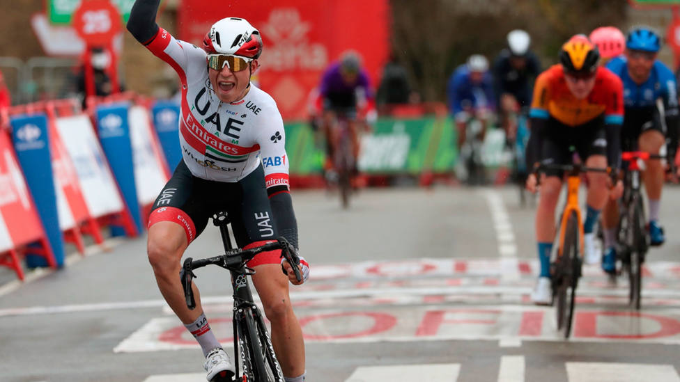 Jasper Philipsen celebra su triunfo en la 15ª etapa de La Vuelta a España, en Puebla de Sanabria. EFE