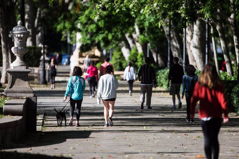 Imagen de ciudadanos caminando por un parque (Europa Press)