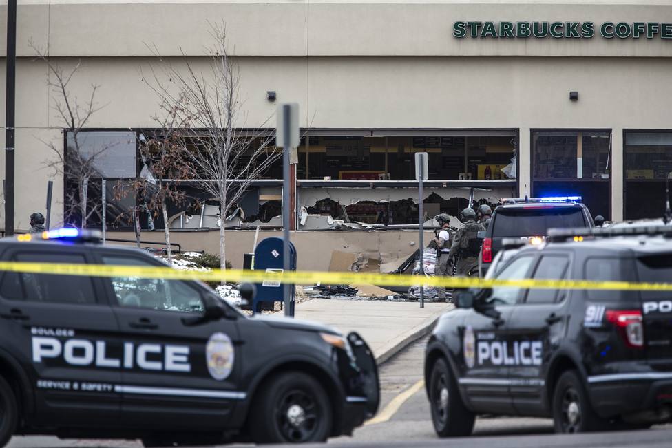 Diez fallecidos, incluido un policía, en un tiroteo en un centro comercial a las afueras de Denver