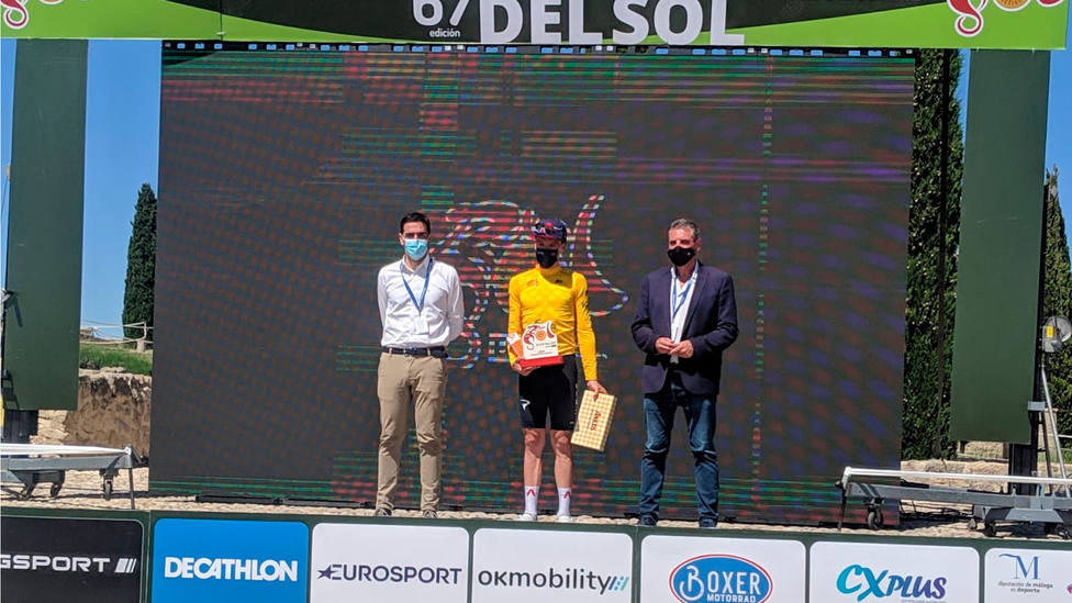 Ethan Hayter, en el podio de la Vuelta a Andalucía tras la segunda etapa
