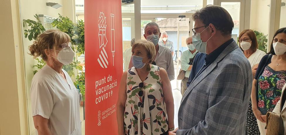 Ana Barceló y Ximo Puig visitan el centro de salud de Albocàsser