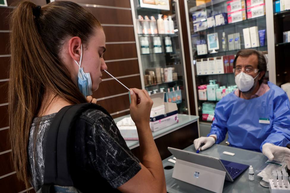 Las farmacias ven peligrar el suministro de antígenos ante la elevada demanda