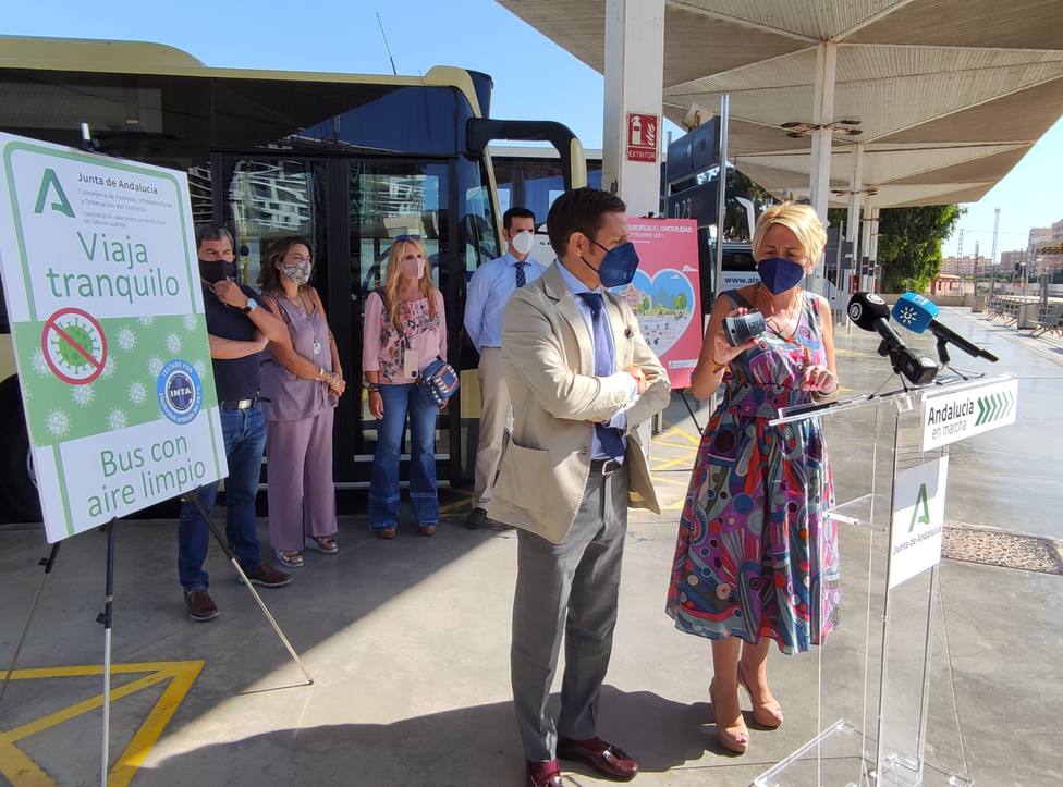 Instalan purificadores de aire en la flota de autobuses de Almería para la eliminación de virus y gérmenes