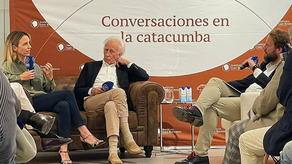 Cayetana Álvarez de Toledo y Albert Boadella junto al periodista Chapu Apaolaza