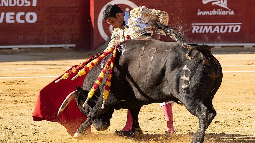 Sergio Serrano ante el primer toro de Baltasar Ibán en Teruel, al que cortó una oreja