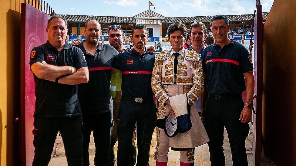 José Garrido junto a un grupo de bomberos en la plaza de toros de Tarazona