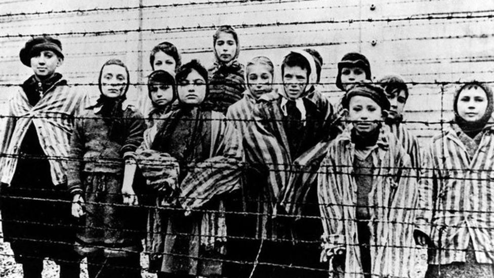 Imagen del Museo del Memorial de Auschwitz de los niños con el pijama de rayas en el campo de concentración