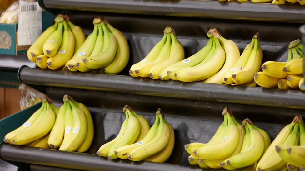 Plátanos en una estantería del supermercado