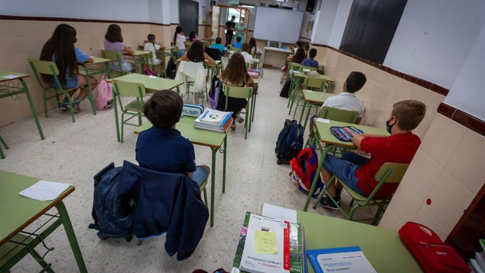 Trabaja como conserje en un colegio de Galicia y la decisión que toma cambia la vida de los alumnos